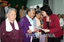 Phó Chủ tịch nước Đặng Thị Ngọc Thịnh trao quà Tết cho gia đình chính sách tại Vĩnh Long 